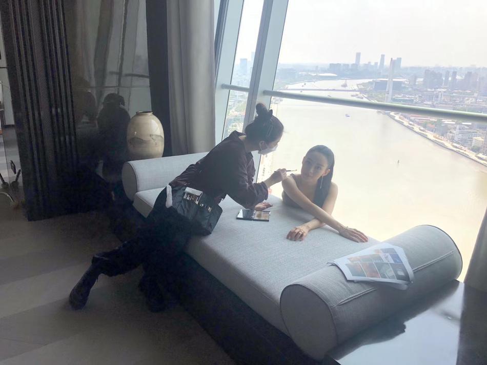 郎朗夫妇酒店拍摄大片吉娜衣着宽松长裙遮腹