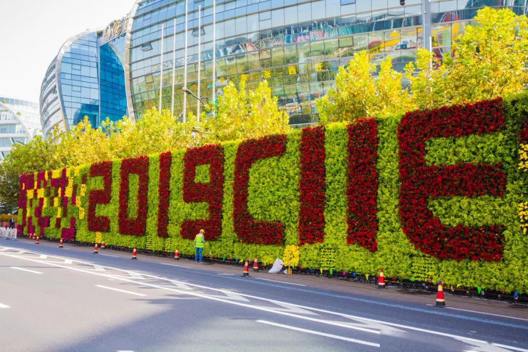 绿道,立体绿化,高架花卉中环绿地公园全市新建绿地1321公顷,其中公园