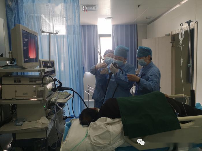 消化道检查技术,将微型高频超声探头安置在内镜顶端,当内镜插入体腔后