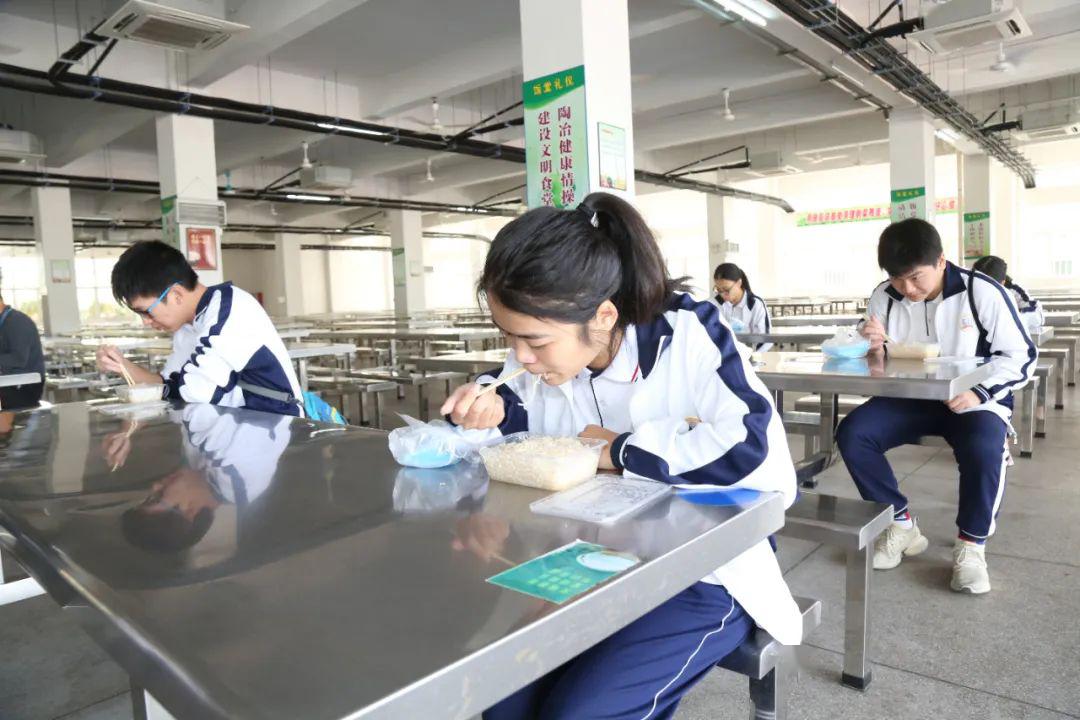 错峰返校戴口罩上课开平市学校开展防疫应急演练