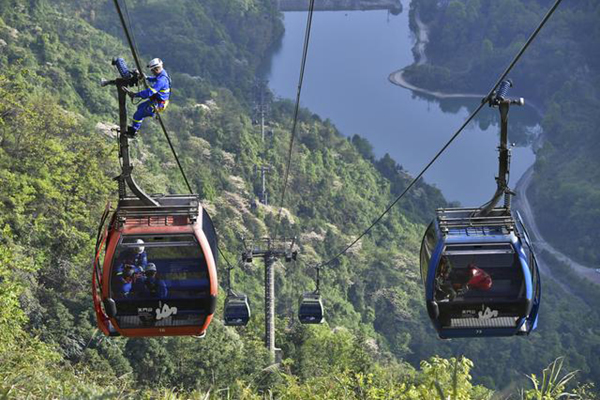 世界最长高山客运索道开展演练 在悬崖绝壁间营救被困轿厢游客