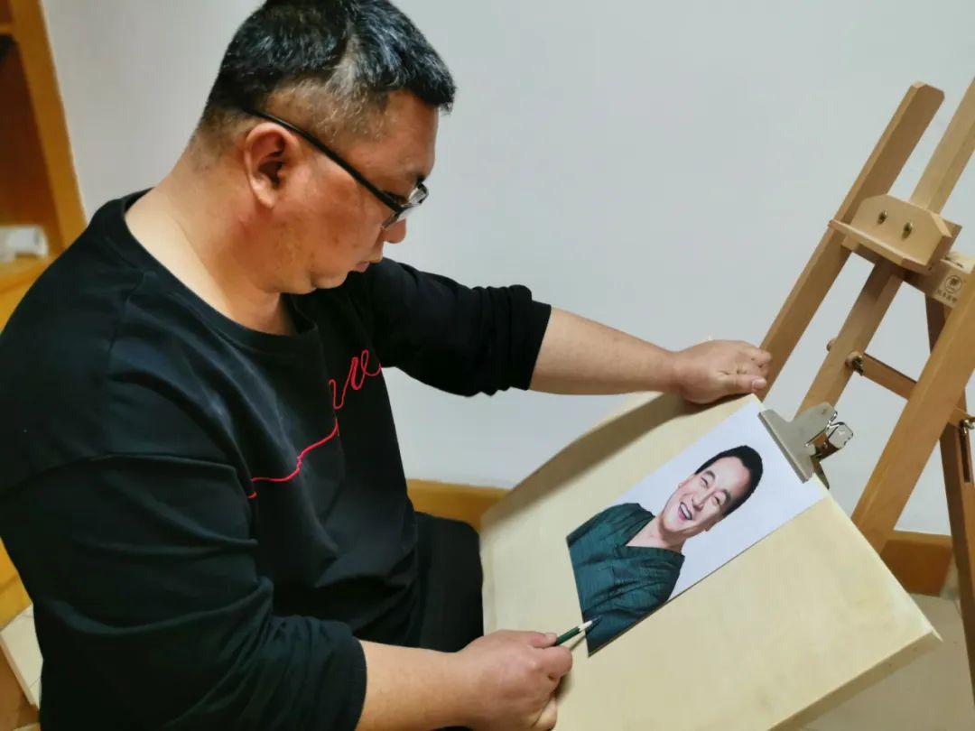 致敬最美逆行者用画笔表达情感中国眼科博物馆美工韩毅为抗疫英雄造像