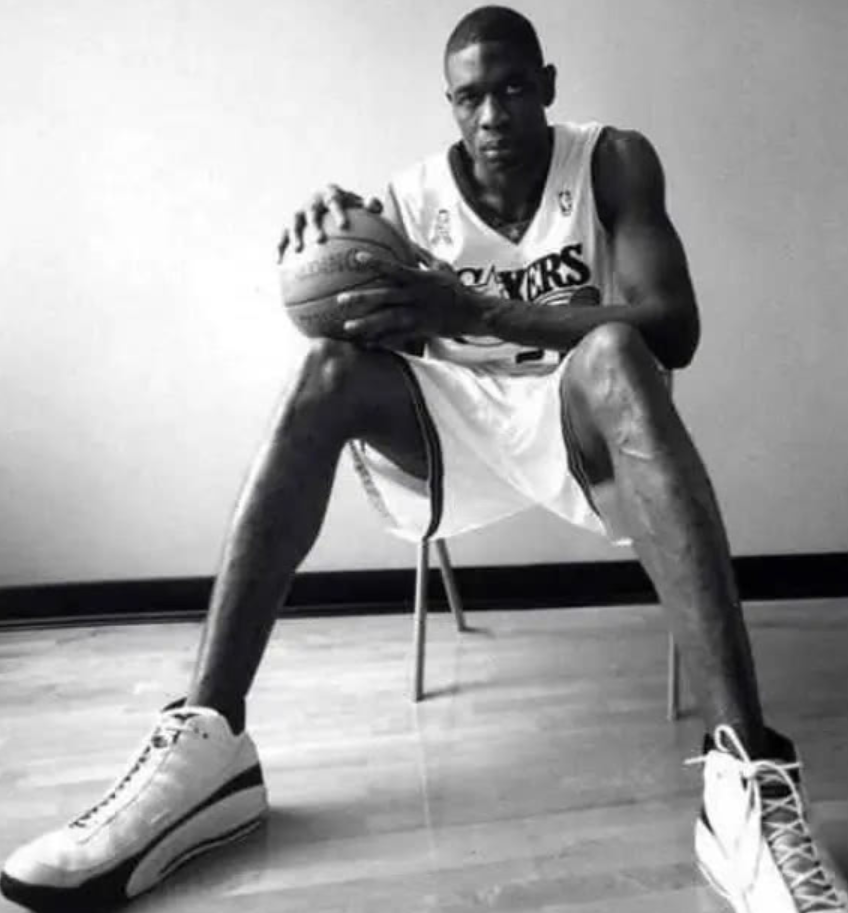 nba"巨脚"球星的脚有多大?杜兰特脚像镰刀,奥尼尔鞋子像轮船_篮球