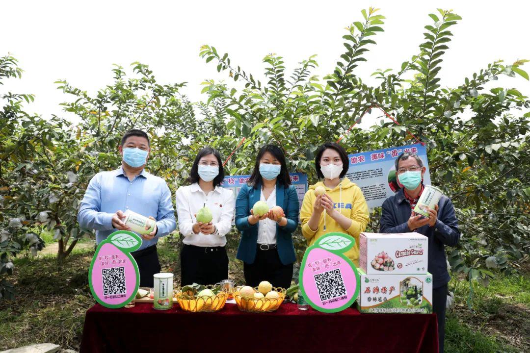 新时代文明实践副镇长变身网络主播直播带货为农产品广开销路