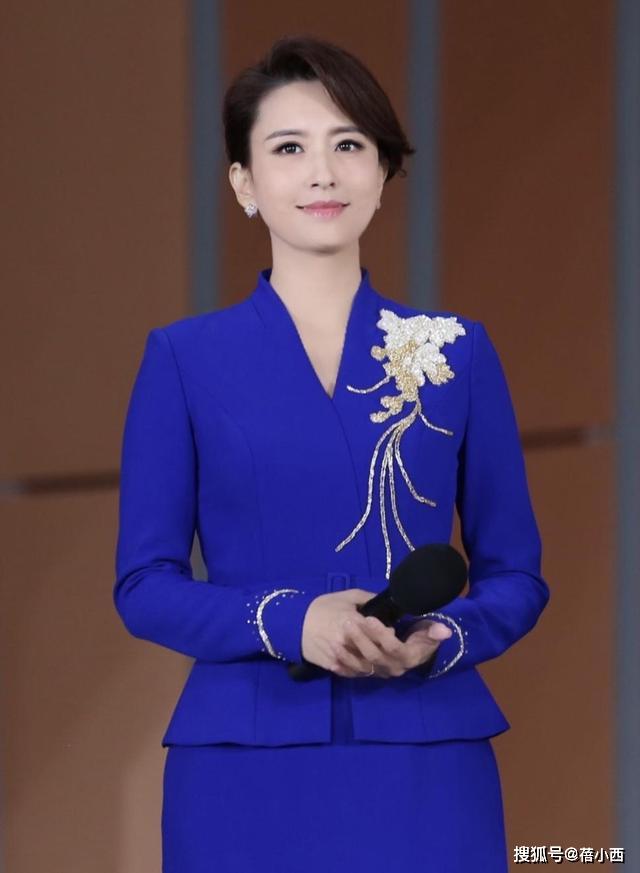 原创张蕾的高级感越来越明显穿红色泡泡袖连衣裙亮相美得明艳闪耀