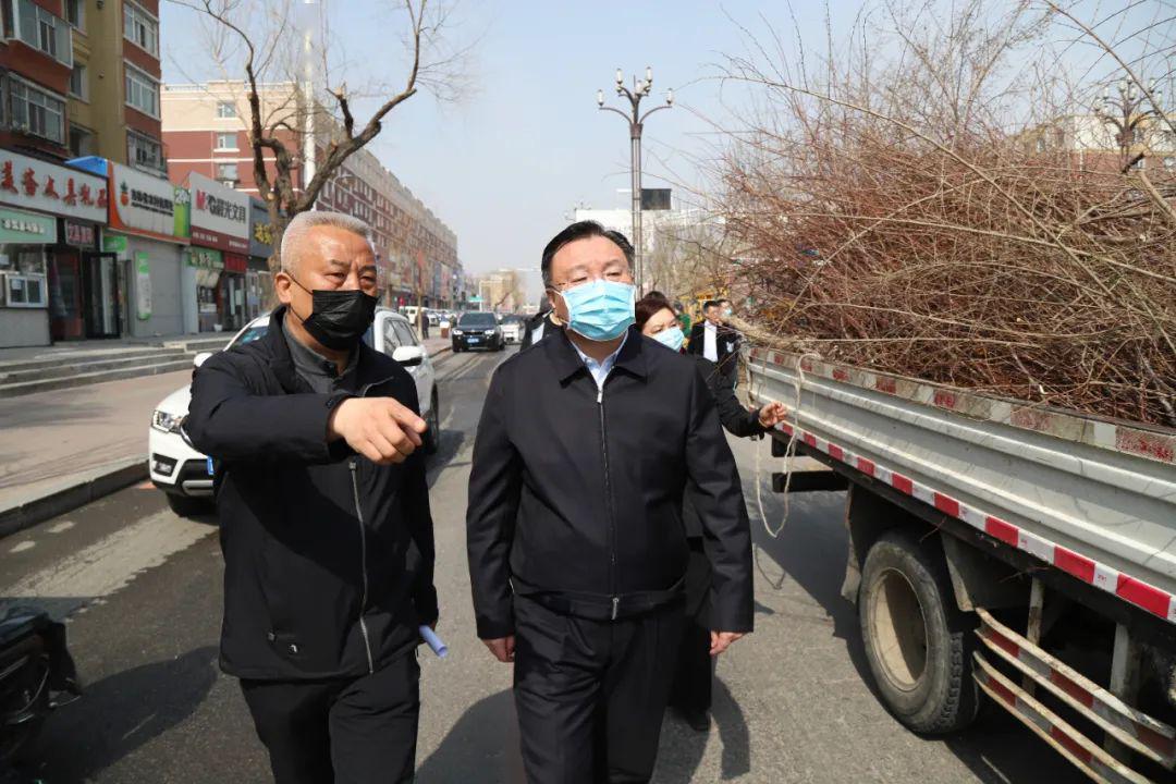 副市长郑一明,市政府秘书长左今明参加活动.