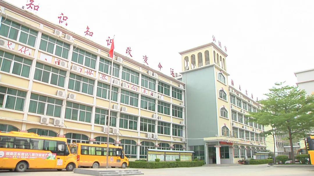 在潮南实验学校,记者了解到,全校594名教职员工,目前该校除了20多个