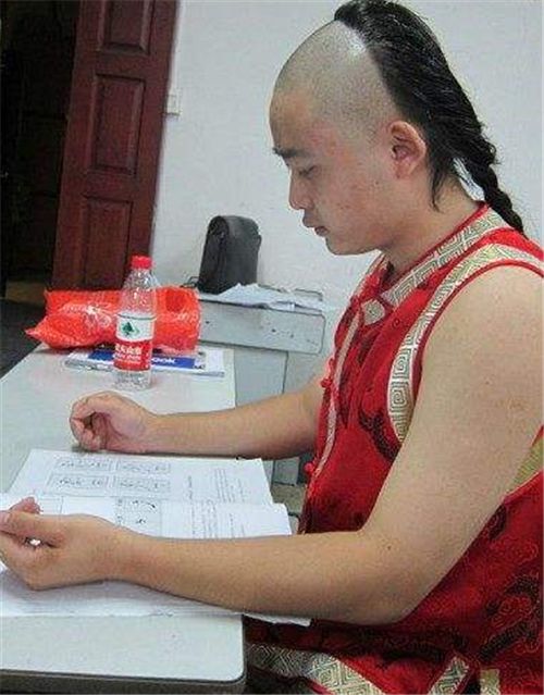 他自称爱新觉罗后裔以八阿哥自居参加节目还要求观众跪安