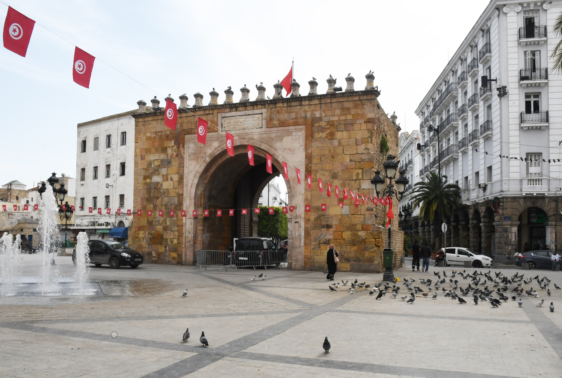 这是4月16日拍摄的行人寥寥的突尼斯首都突尼斯市老城