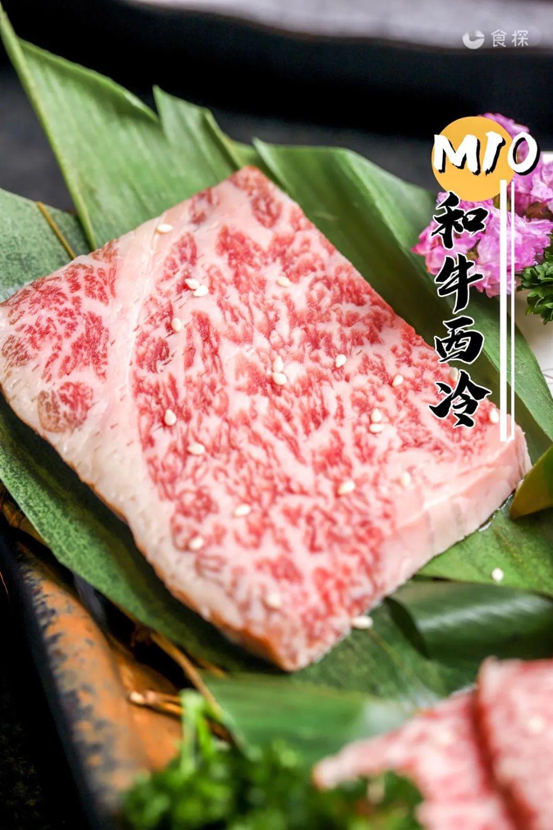 高达50%的油脂均匀分布,像一副艺术画般出现在我们眼前～在极炙吃牛肉