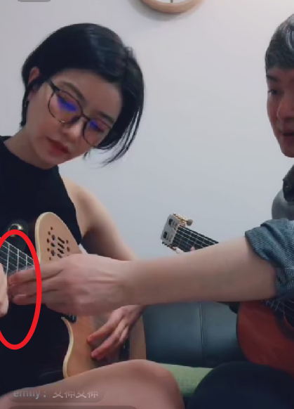 不过这一次susie的老师是一名男老师,和susie全程有说有笑,看上去还有