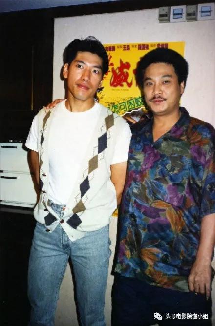 淡出娱乐圈6年,张耀扬露面摘口罩抽雪茄,昔日港片大反派已57岁