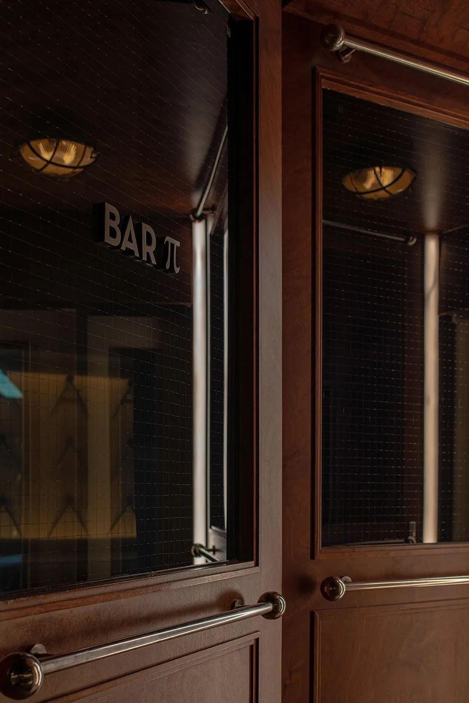 美式与复古相碰撞的风格能有多美?成都这家酒吧了解一下