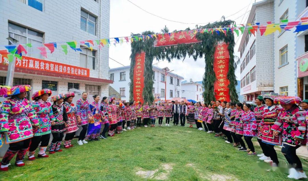 男女老少都穿着节日的盛装满脸笑意地欢庆着2018大姚三台彝族赛装节暨