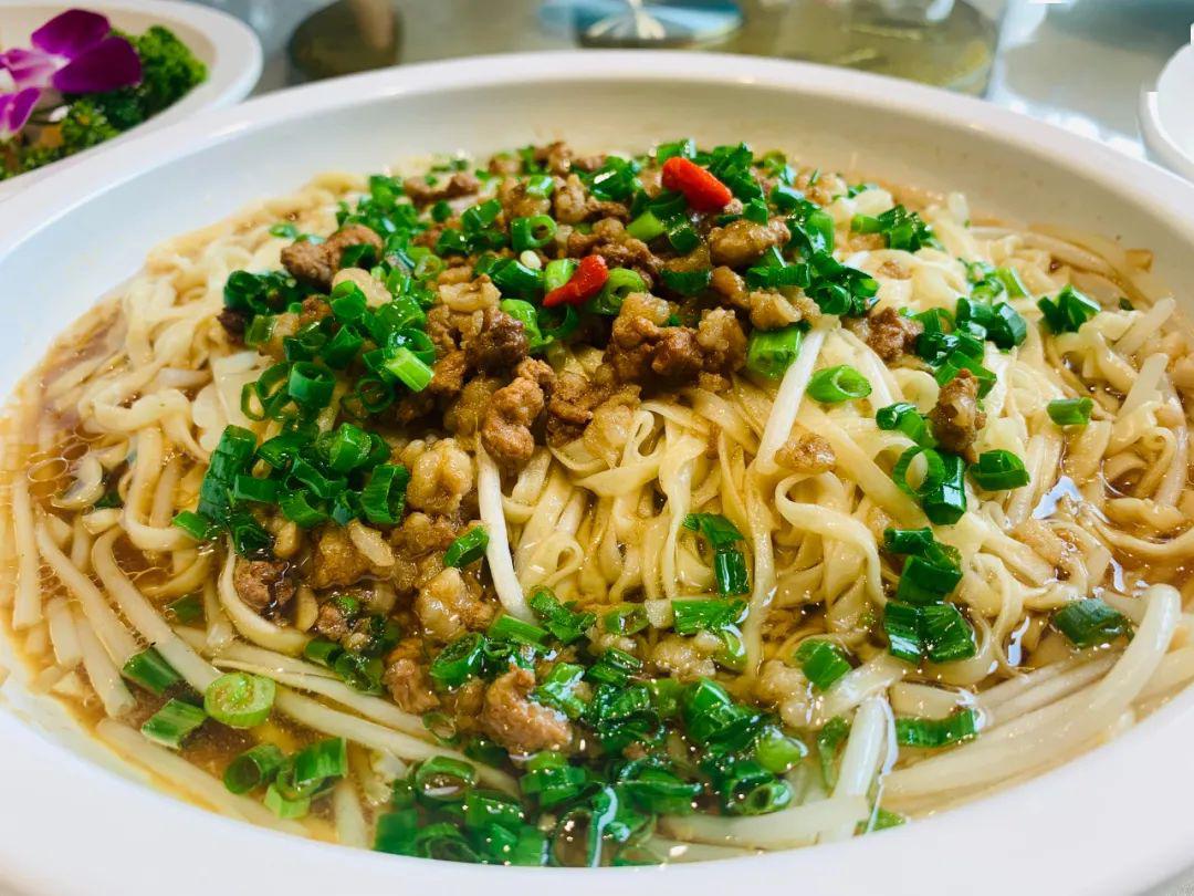 温州拌面拌面是温州的特色美食之一选用弹牙有韧性的扁面条搭配肉哨