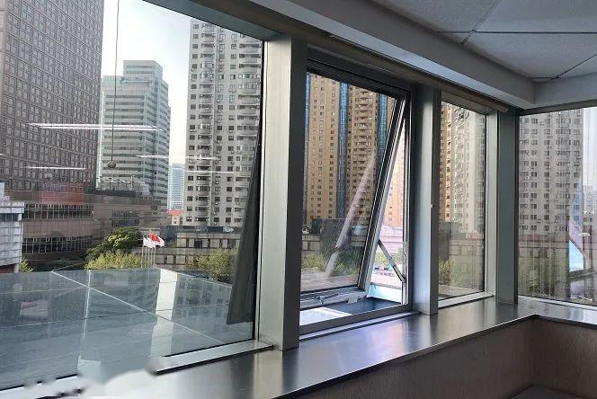 每天早上到公司打开窗户通风透气,让员工到公司就有好