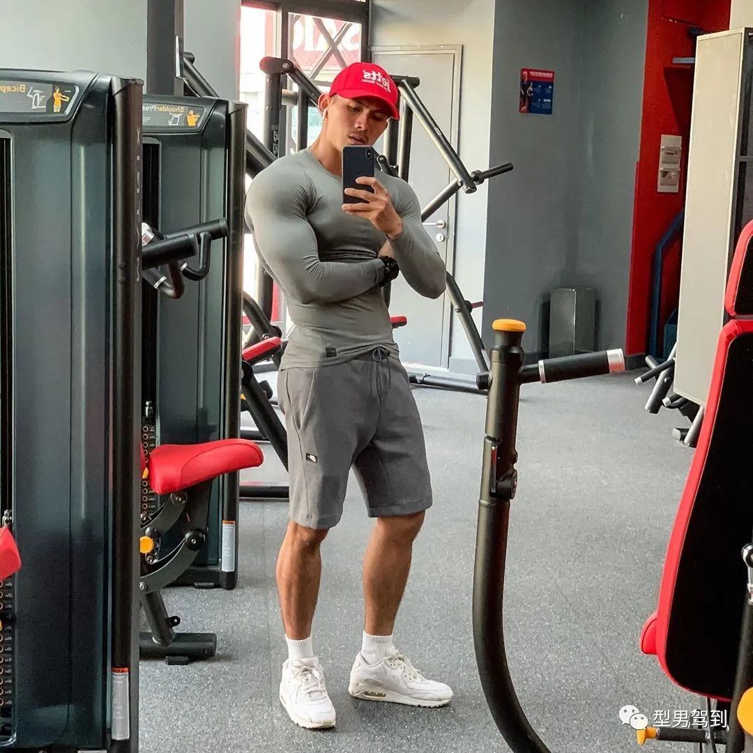 越南小哥拍肌肉照走红这身材谁能扛得住啊