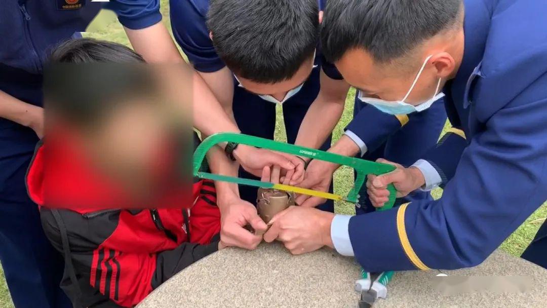 方式处理孩子家人刚好卡在了孩子的手指上由于麻将机的塑料孔事件回顾