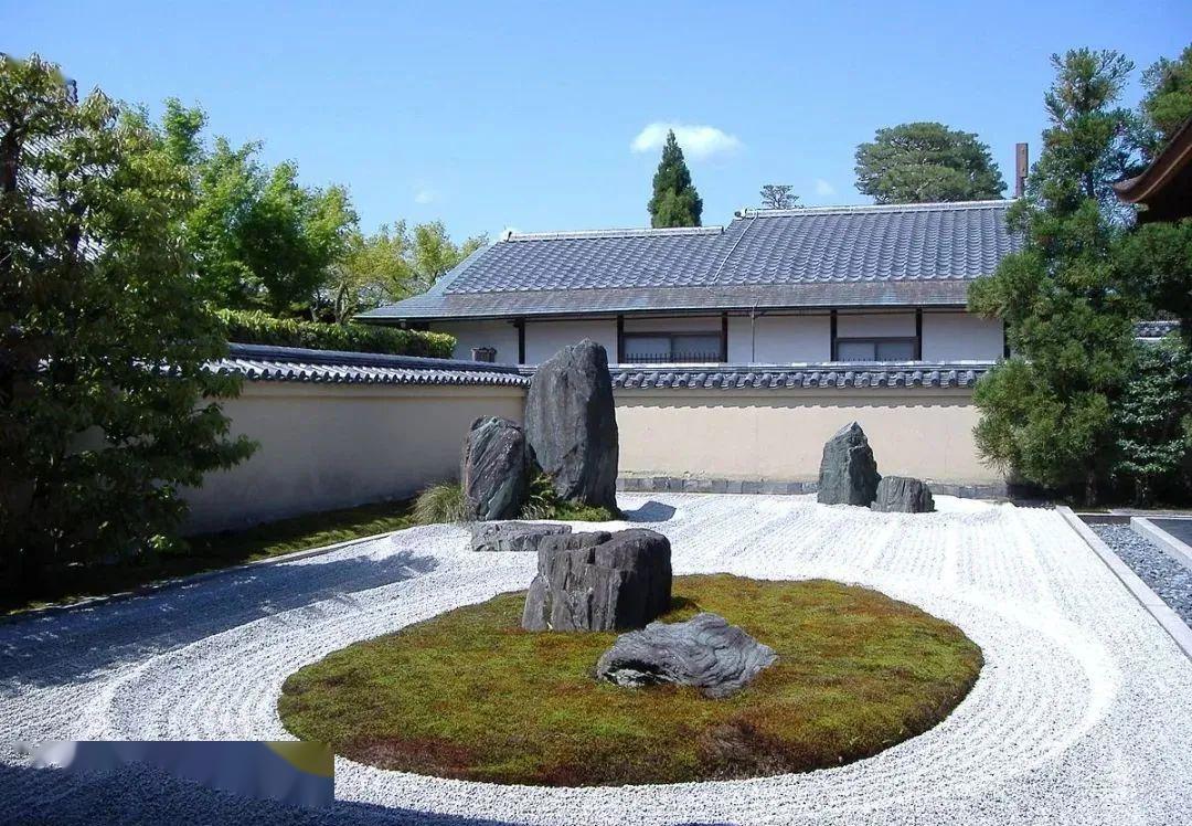 三大皇家园林之首也是日本古典园林的第一名园由于它修建在桂川边因此