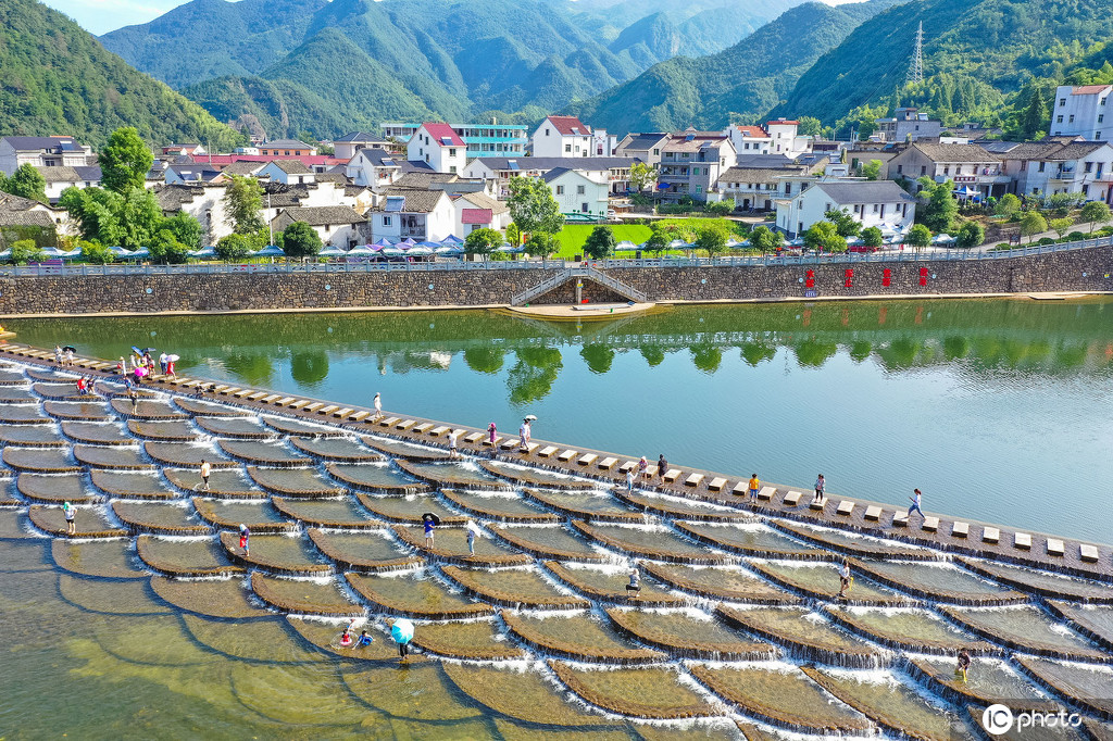 杭州富阳龙鳞坝悄然走红,每天超万人前往消暑打卡