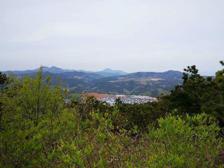 景明,我与恩佑,顺爱夫妇,坚军在石梁镇龙皇堂村"雨伞岩"的平房前集合
