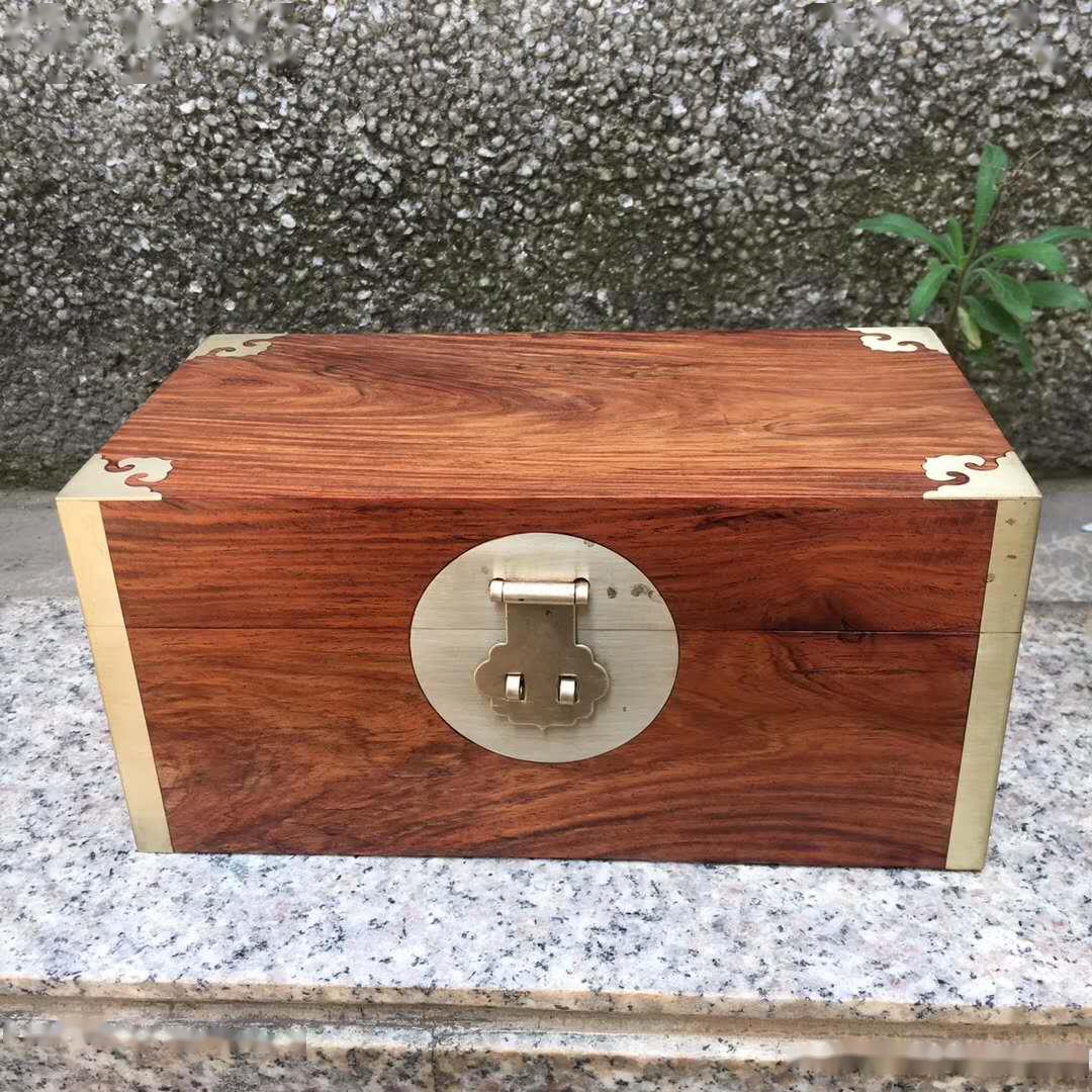 (正面)(顶部)类型:物件品名:百宝箱材质:海南黄花梨油梨特点:山水纹