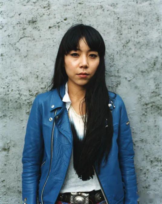 姐姐安藤桃子是导演,编剧兼作家.2014年,她把自己写的小说《0.