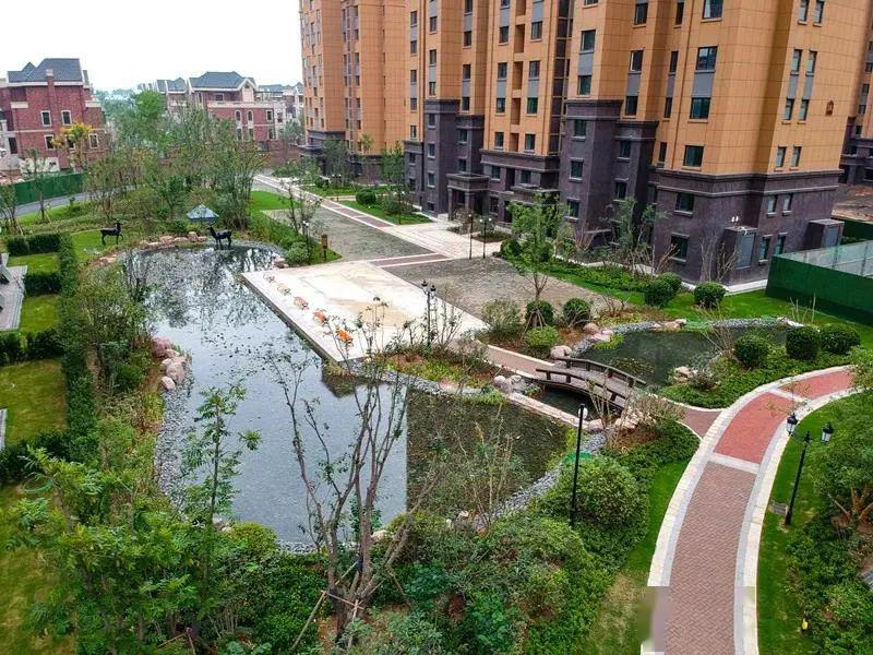 部分楼栋前的麋鹿溪谷景观了,而这仅仅只是一小部分,静静伫立在水岸