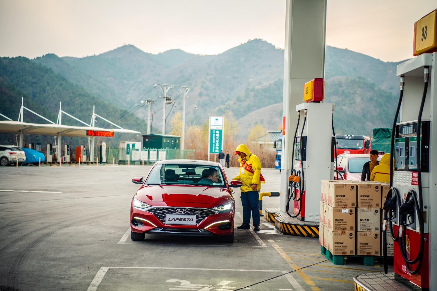 加油时加满和加200哪个更伤车?不懂的看过来,别再吃亏了!