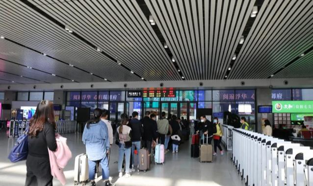 针对当前防疫形势,信阳东站紧抓疫情防控相关工作,用旅客身份证及健康