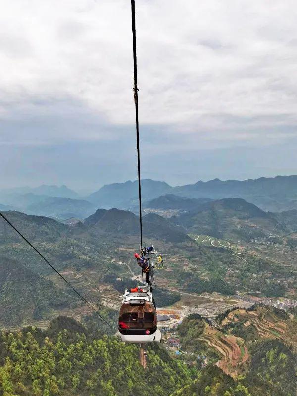 两名游客被困秀山川河盖索道千米高空原来是