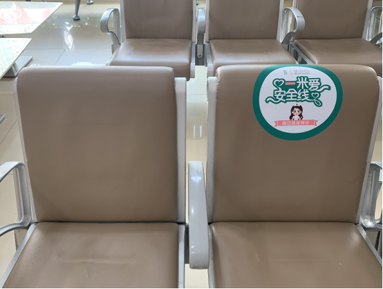 医院门口,大堂等都设置了醒目标识提醒顾客就诊时保持一米距离据小编