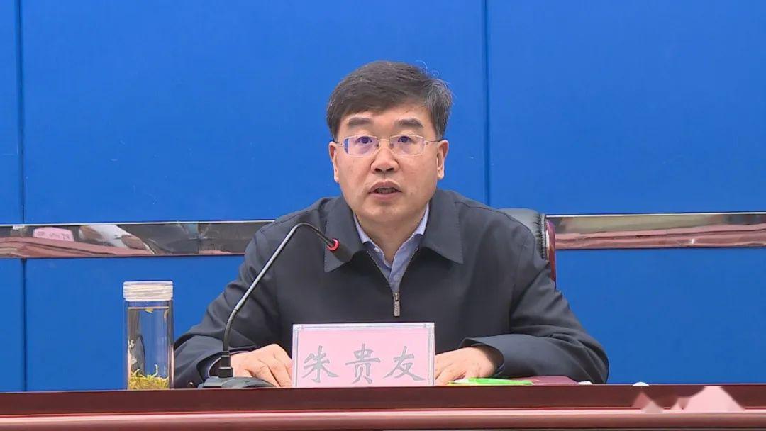 朱贵友在主持会议时指出经过全县上下共同努力,五莲县疫情防控形势
