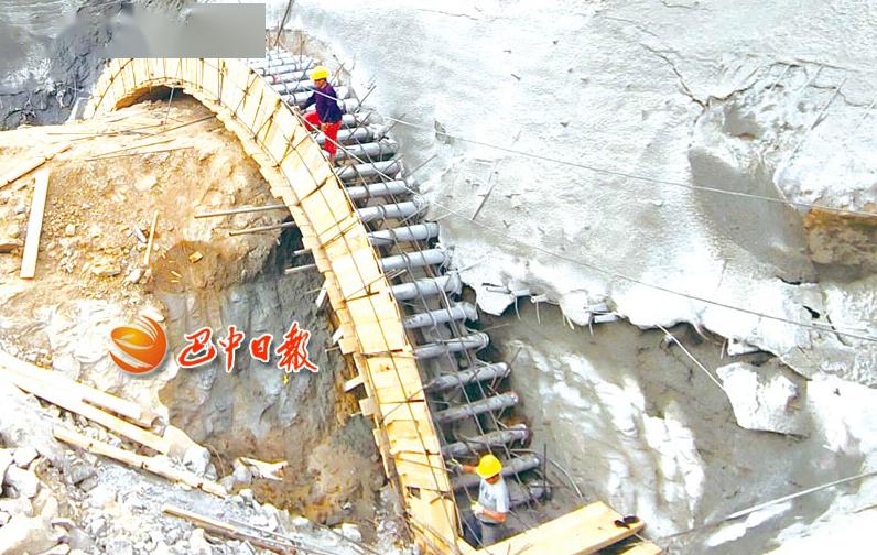 最新进展!汉巴南铁路巴中段东华山隧道出口导向墙钢构架已搭起