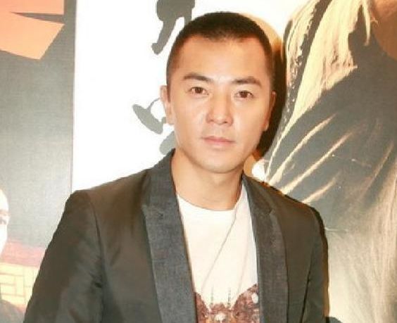 郑伊健这款平头发型,看起来也很阳刚配上他那精致的五官,给人一种"