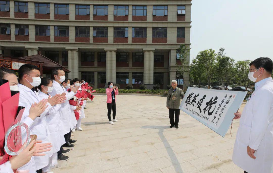 77岁高龄的中国书画院副院长,书法家舒浩华专程赶来,向医院和25位抗疫
