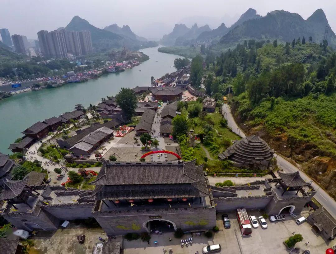 具体线路:张家界-凤凰古城-大明边城-朱砂古镇-亚木沟-梵净山-千户