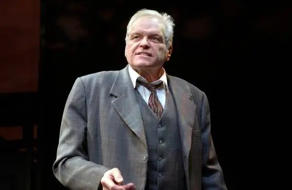 布莱恩·丹内利1938年7月9日出生,是舞台剧演员出身,曾因出演《推销员