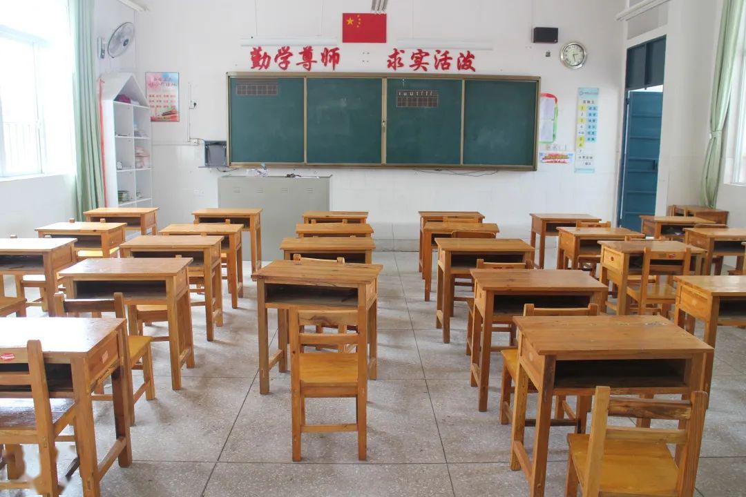 为周边学校捐献书桌为老年社区修缮老旧住房等受到当地学校及社区广泛