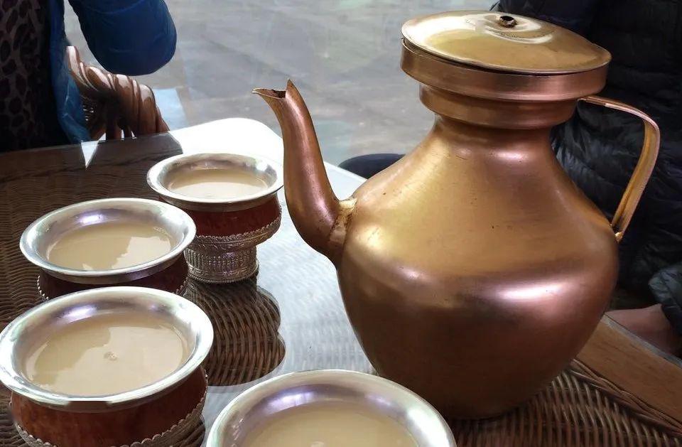 品尝青海土火锅 酥油奶茶,除此之外还有糌粑,酸奶,油馓子等8道少数