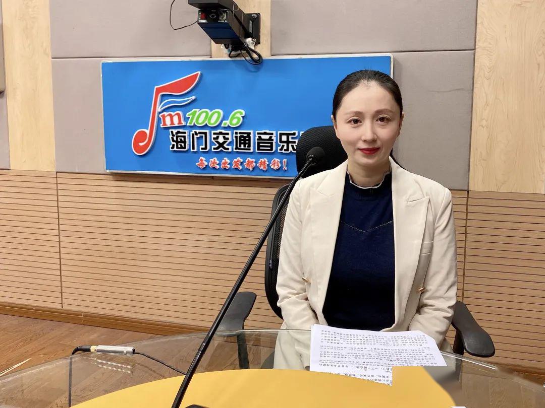 把一面写有"扶贫帮困,救死扶伤"的锦旗交到了泌尿外科医师曹晓枫手中
