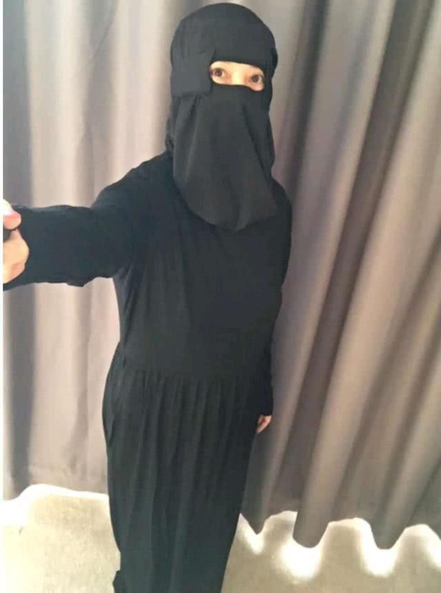 原创女星翁静晶出街购物全武装黑衣黑头套像忍者二婚嫁入赌王家族