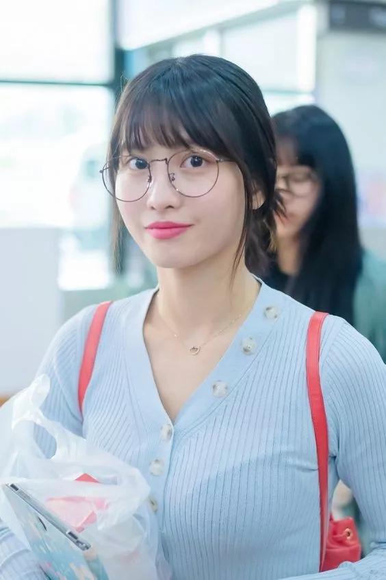 有些女星带上眼镜后别有一番气质