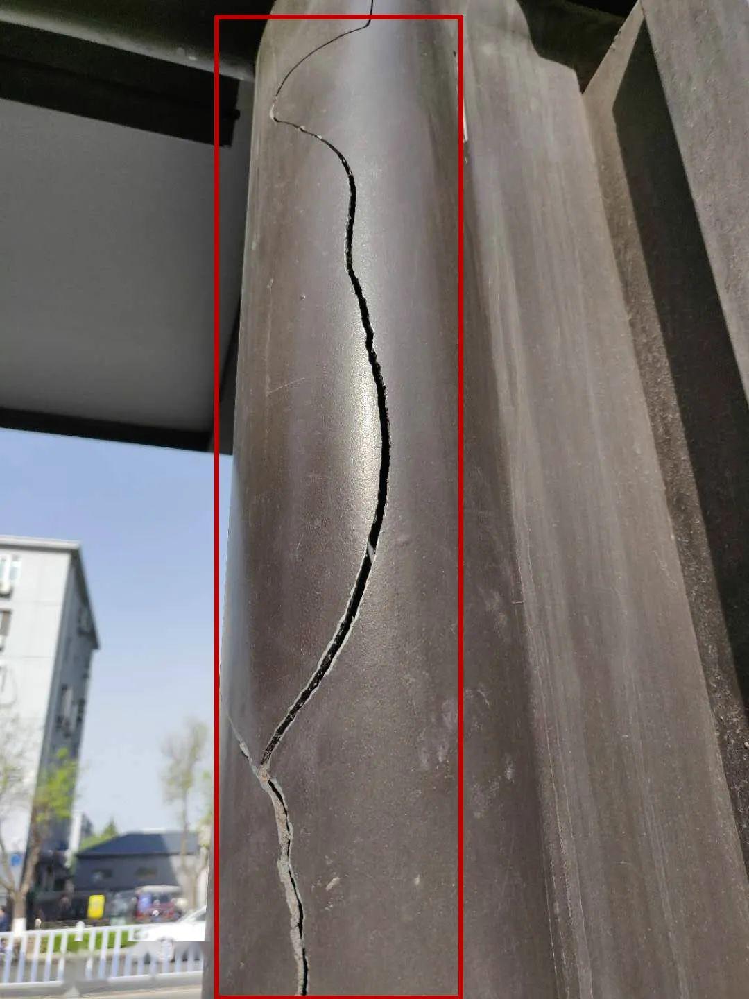 顺义城区这处公交站立柱现裂缝记者核实