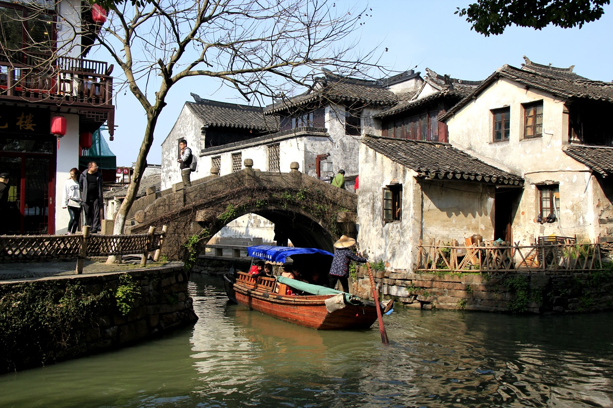 原创中国唯一漂在水上的古镇,不收门票只能坐船去,居民靠柚子为生