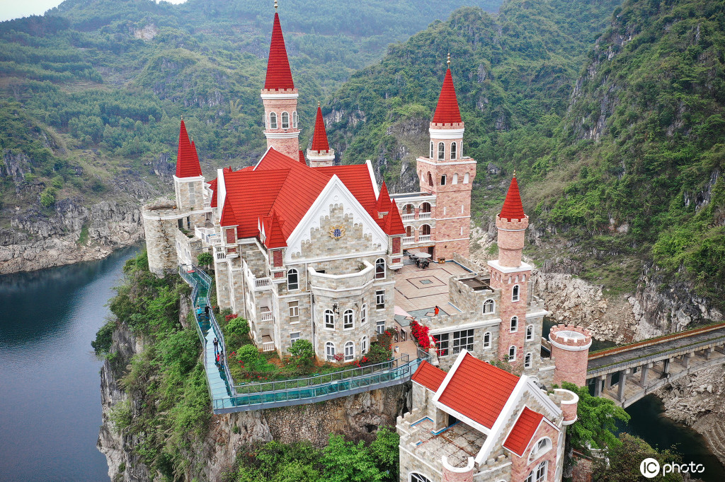 中国版霍格沃茨矗立山环水绕间