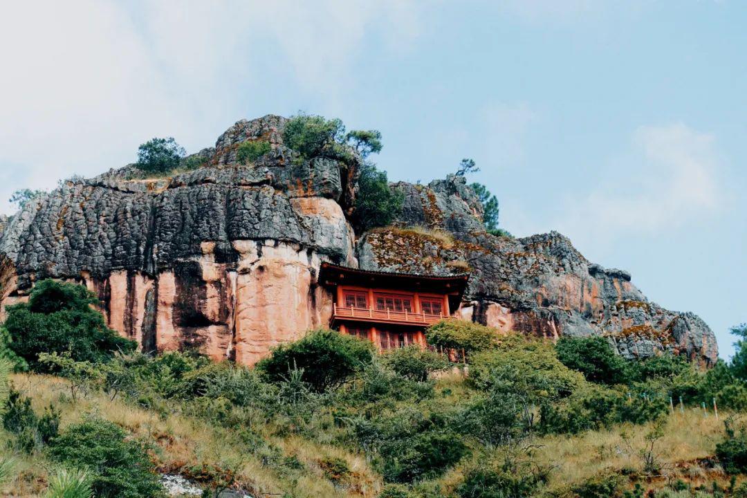石窟群依山开凿,宏伟壮观,共有石钟寺区,狮子关区和沙登箐区,计17窟