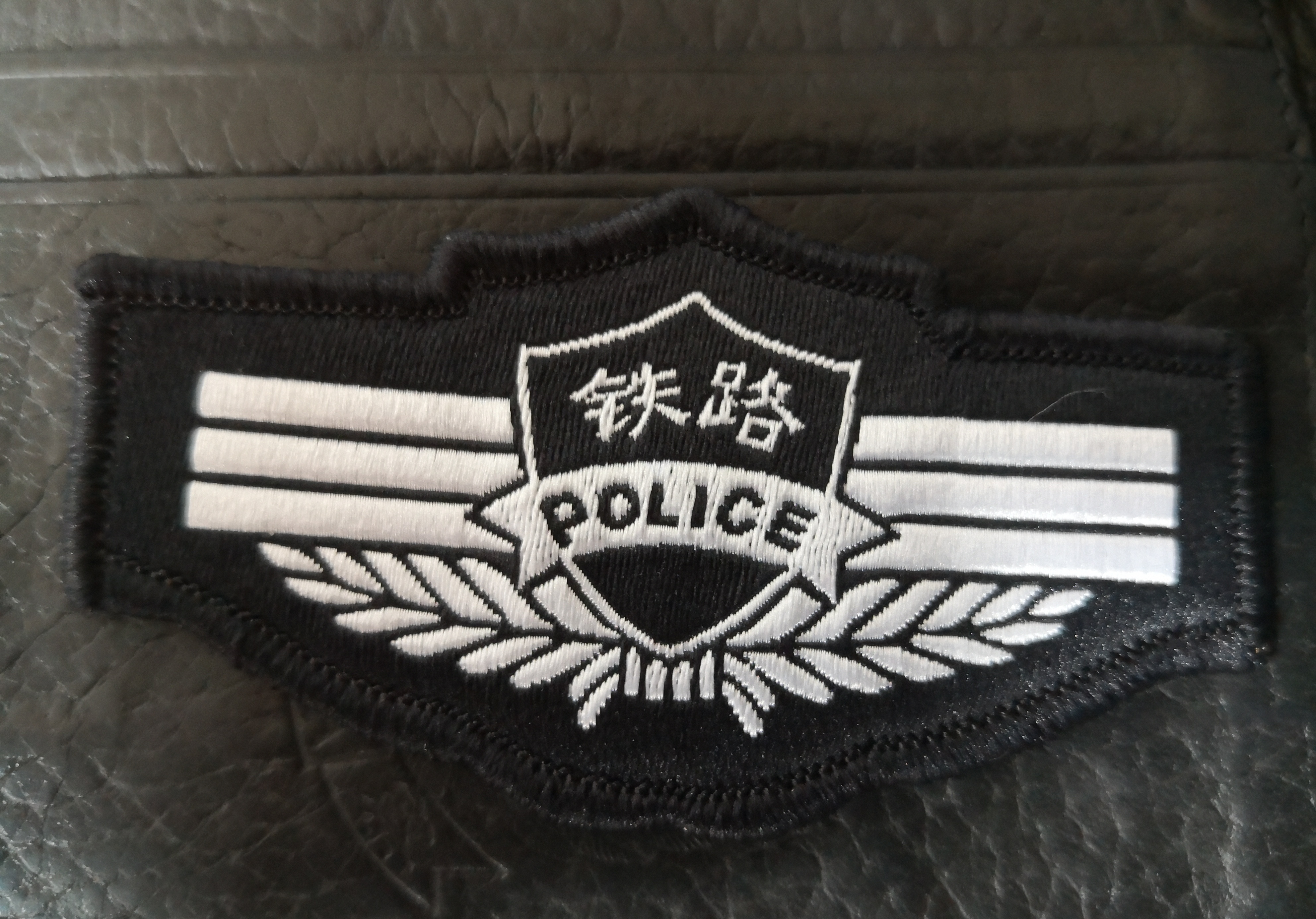 人民警察胸徽图片