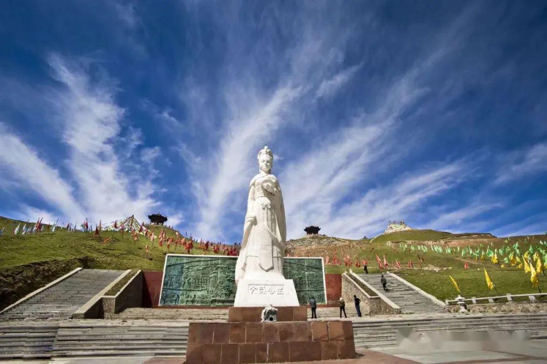 (文成公主像)绵延起伏的山脉悠悠的讲述着曾经的传说,秀丽山景迎接着