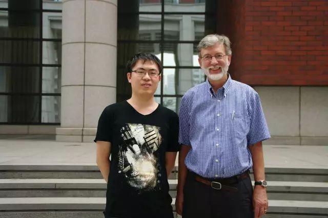 我身上被贴了很多标签:85后最贵的说书人,最年轻的知识大秘,罗辑思维